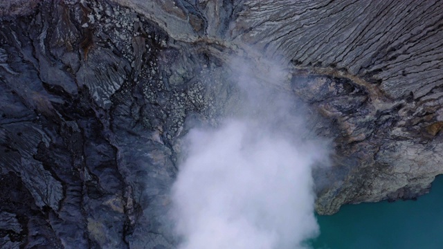 印尼爪哇伊真火山的日出视频素材