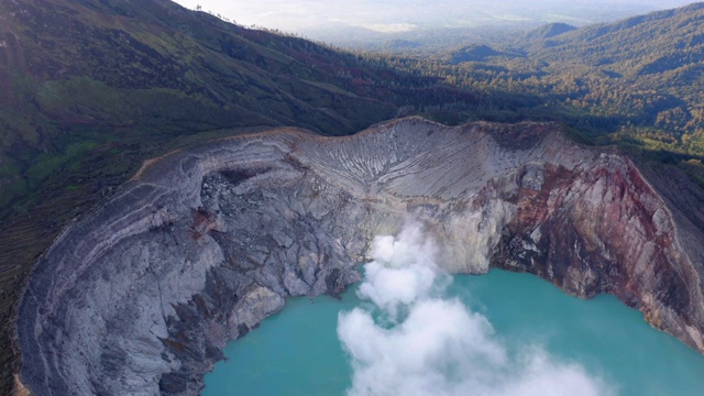 印尼爪哇伊真火山的日出视频素材