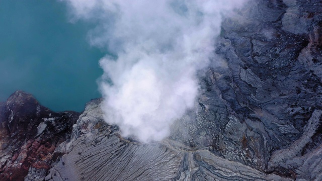 印尼爪哇伊真火山的日出视频素材