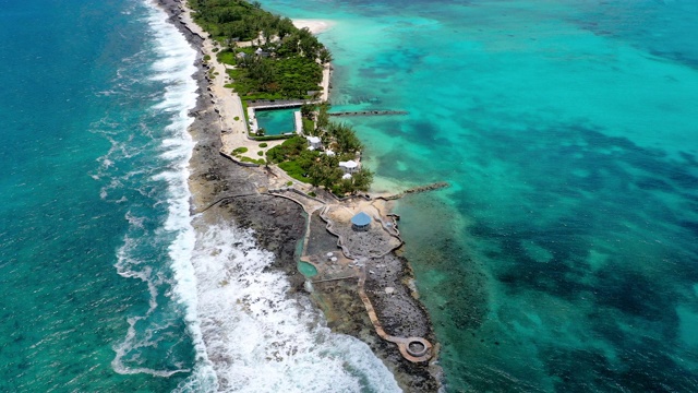 天线:海浪冲击着被可爱的蓝色海水包围的与世隔绝的热带半岛-拿索，巴哈马视频素材