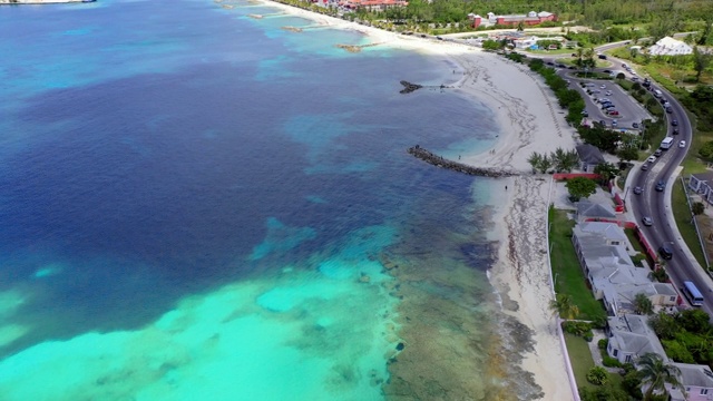 航拍:令人惊叹的蓝色热带海水，沙滩和海滨住宅-拿索，巴哈马视频素材