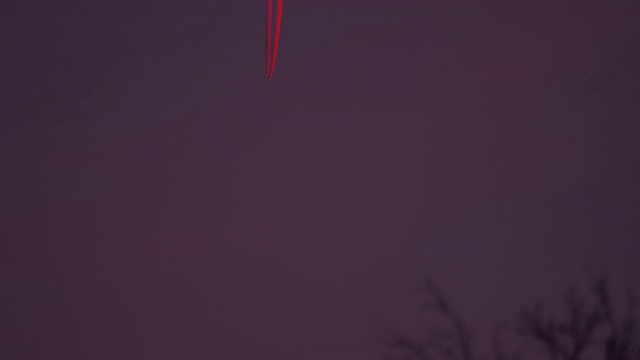 飞机在天空中，夕阳反射着太阳视频素材