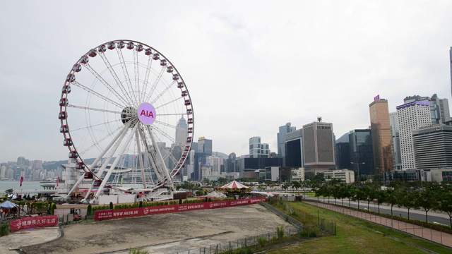 维多利亚港的香港观景轮视频素材