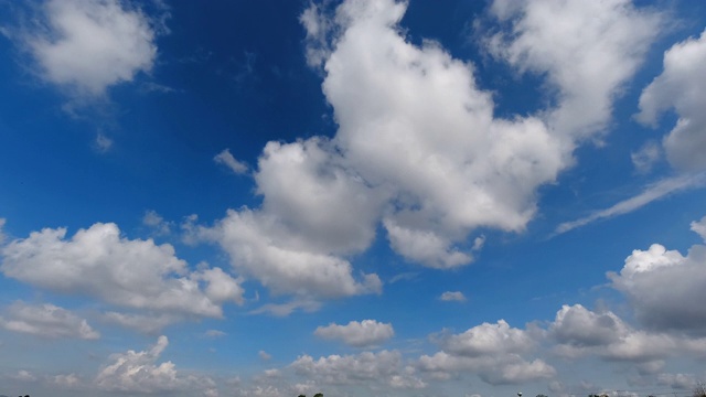 时间流逝蓝色的天空背景与云彩在白天视频素材