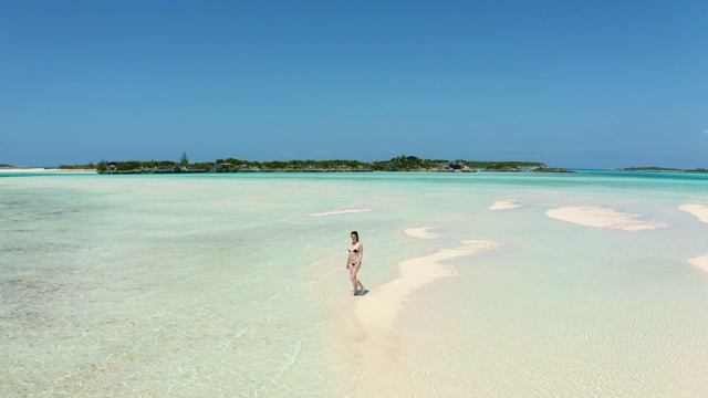 年轻女子在热带海滩上放松视频素材