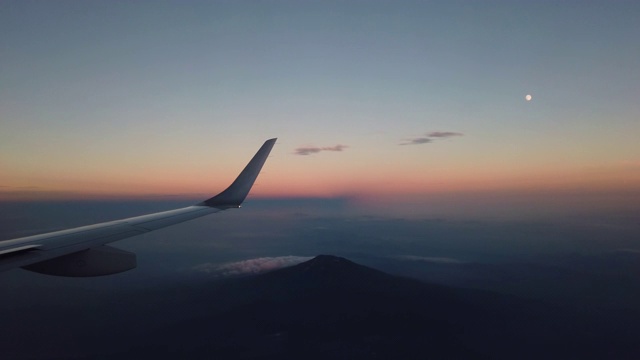 日本秋田县chokai山的飞机鸟瞰图视频素材