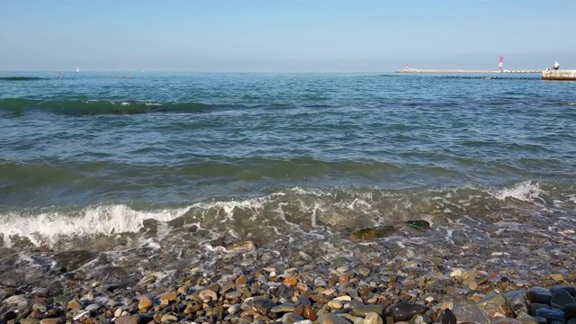 海浪拍打着卵石海滩视频素材