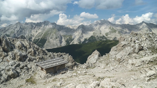 TL:奥地利因斯布鲁克karwendell山的Hafelekarspitze-Seegrube，夏季阿尔卑斯山上的一处云景小屋视频素材