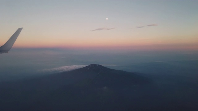 日本秋田县chokai山的飞机鸟瞰图视频素材