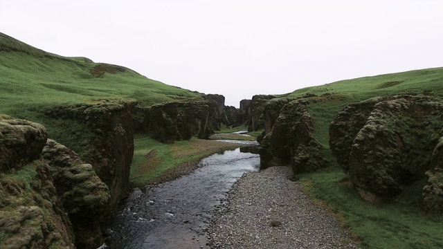 Fjadrargljufur峡谷鸟瞰图视频素材