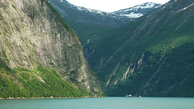 Geirangerfjord,挪威。旅游船渡船浮动班轮在春天夏天穿过盖朗格峡湾水域。著名的挪威地标和受欢迎的目的地视频素材