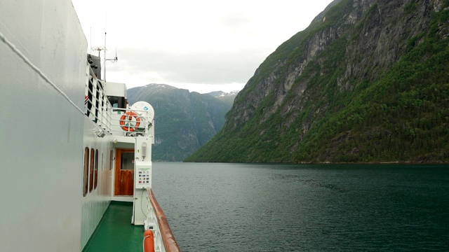 Sunnylvsfjorden,挪威。游船渡船在阳光明媚的峡湾水域中漂浮在春天夏天的一天。著名的挪威地标和受欢迎的目的地视频素材