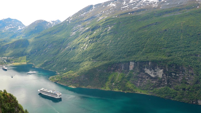 Geirangerfjord,挪威。在阳光明媚的夏日，在盖兰格峡湾附近漂浮的旅游船渡船游船班轮。著名的挪威地标和受欢迎的目的地。全景视频素材