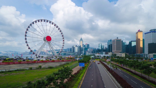 时间流逝的摩天轮，香港观景轮，游乐公园的孩子在假期和旅游的概念。香港的城市。市区和维多利亚港，蓝天。视频素材