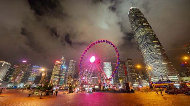 时间流逝的摩天轮，香港观景轮，游乐公园的孩子在假期和旅游的概念。香港的城市。市中心及维多利亚港。视频素材