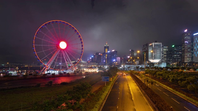 时间流逝的摩天轮，香港观景轮，游乐公园的孩子在假期和旅游的概念。香港的城市。市中心及维多利亚港。视频素材