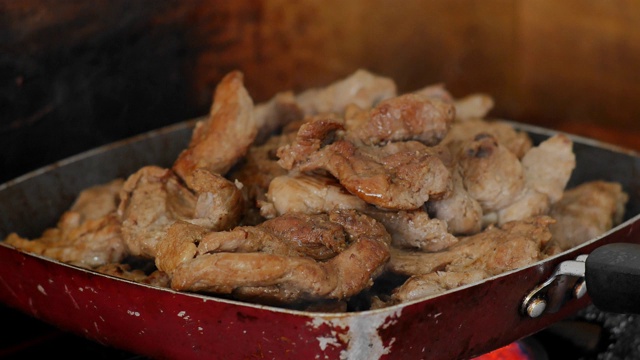 在平底锅里烤猪肉视频素材