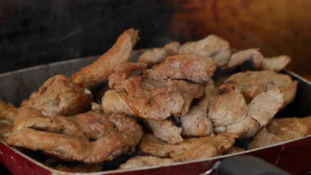 在平底锅里烤猪肉视频素材