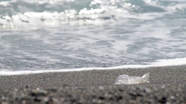 海滩上的塑料视频素材