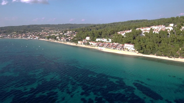 鸟瞰图惊人的海滩在Siviri Halkidiki，希腊，向前由无人机视频素材