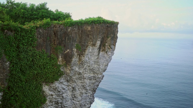 巴厘岛乌鲁瓦图海边悬崖的风景视频素材