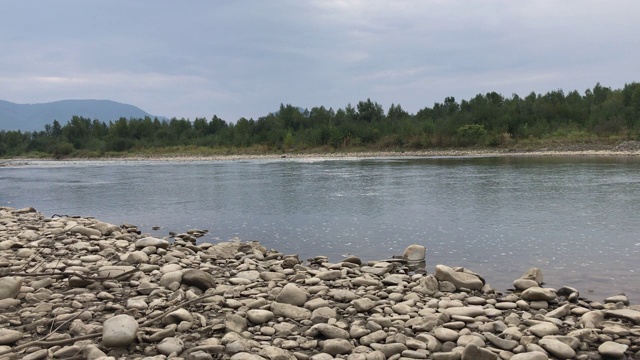 山河的水流。它平静地流淌在山谷中。可以看到岩石海岸。视频素材