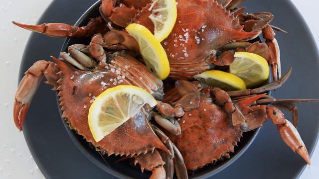 煮红蟹，美味健康的海鲜视频素材