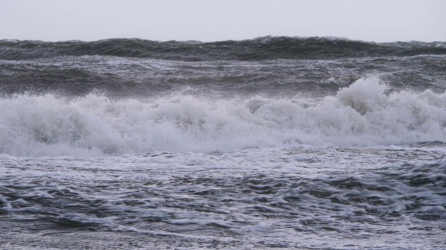 极其巨大的海浪冲击海岸，太平洋美丽的海浪。超级慢动作。暴风雨中的海浪。强烈的海洋热带飓风。全球变暖。恶劣天气气旋飓风风。视频素材