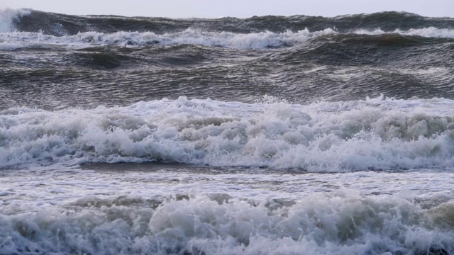 极其巨大的海浪冲击海岸，太平洋美丽的海浪。超级慢动作。暴风雨中的海浪。强烈的海洋热带飓风。全球变暖。恶劣天气气旋飓风风。视频素材