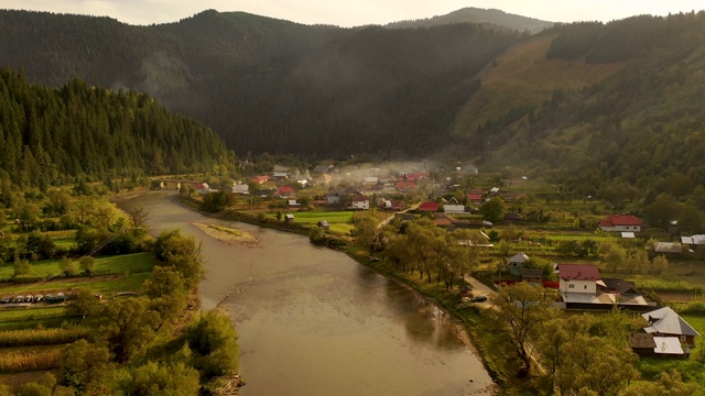 秋天，罗马尼亚比斯特里塔河河道上的风景优美的道路视频素材