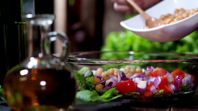 准备素食扁豆沙拉视频素材