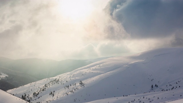 美丽的冬季景观和白雪覆盖的树木。冬天的山。视频素材