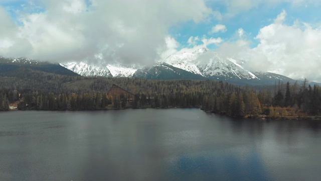 云和雪山中的斯特伦斯克普莱索鸟瞰图。斯洛伐克视频素材