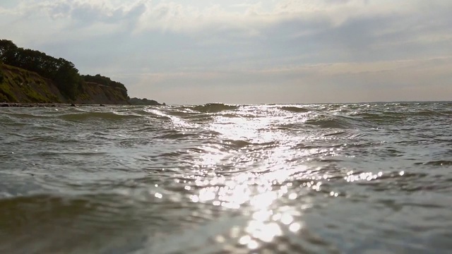 波罗的海前面波涛汹涌，海岸陡峭，乌云密布，阳光灿烂视频素材