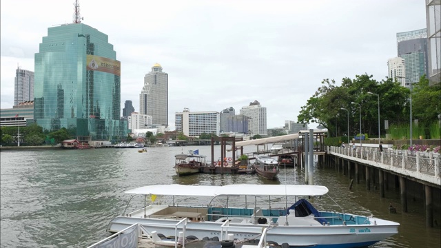 4K时间流逝，湄南河在曼谷市中心，湄南河是泰国的主要河流。视频素材