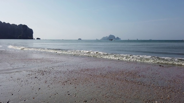 从海滩上俯瞰甲米省远处海面上的岛屿海景视频素材