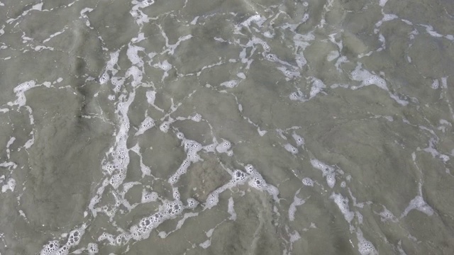 海滩上的海水浑浊视频素材