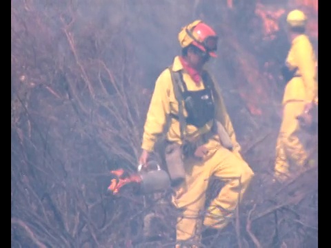 一名消防员的灯刷着火了。视频素材