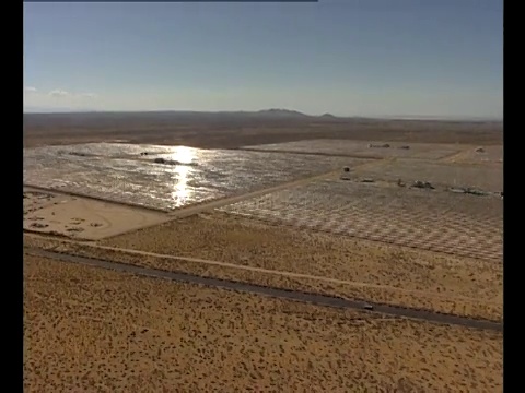 一排排的太阳能电池板覆盖在克雷默枢纽太阳能发电厂的地面上。视频素材