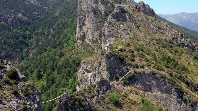 航拍:阳光明媚的日子里，法国阿尔卑斯-马里蒂斯山脉的风景视频素材