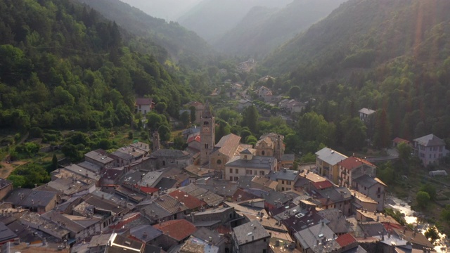 航拍:在阳光明媚的日子里，法国阿尔卑斯-滨海地区的山脉和老城区的教堂和建筑视频素材