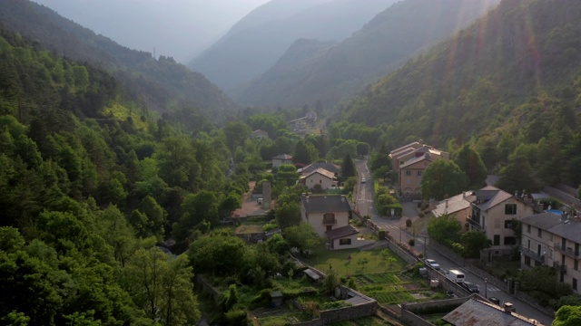 航拍:阳光明媚的日子里，位于法国阿尔卑斯-滨海山区的老城中的房屋视频素材