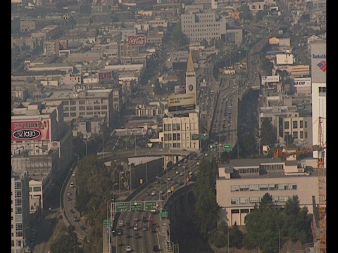 横跨旧金山-奥克兰海湾大桥的重型电缆之间的交通流进入旧金山市。视频素材