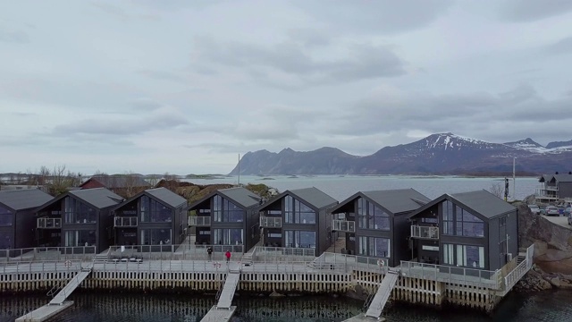 酒店在罗浮敦一个风景如画的码头视频素材