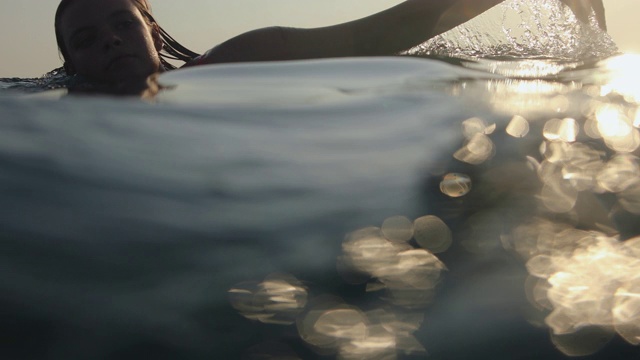 水下摄像机拍摄的女子在暑假期间在公海游泳视频素材