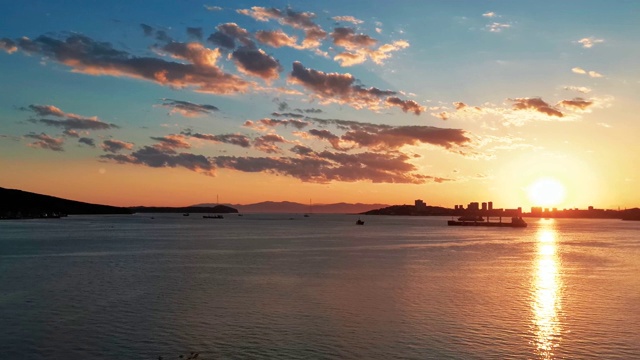 海景，美丽的日落和城市景色。俄罗斯符拉迪沃斯托克视频素材