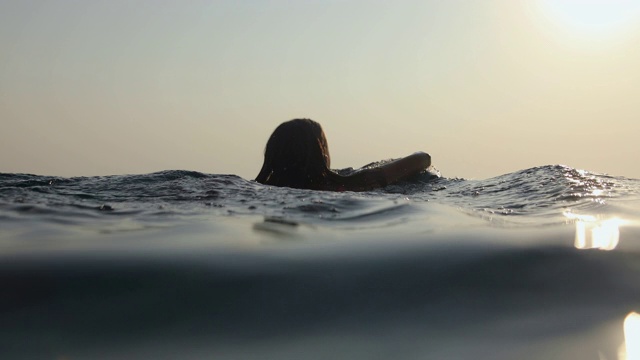 水下摄像机拍摄的女子在暑假期间在公海游泳视频素材