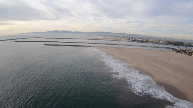 Playa Del Rey Dockweiler海滩上空飞行海岸视频素材