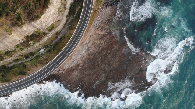 从空中拍摄带有弯曲道路的落基海洋海岸线的4K视频视频素材