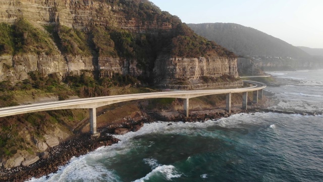 用4K无人机拍摄澳大利亚崎岖的海岸线和蜿蜒的高速公路视频素材